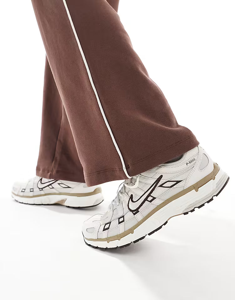 Nike Wmns P-6000 CNPT « Argent métallique rouge »