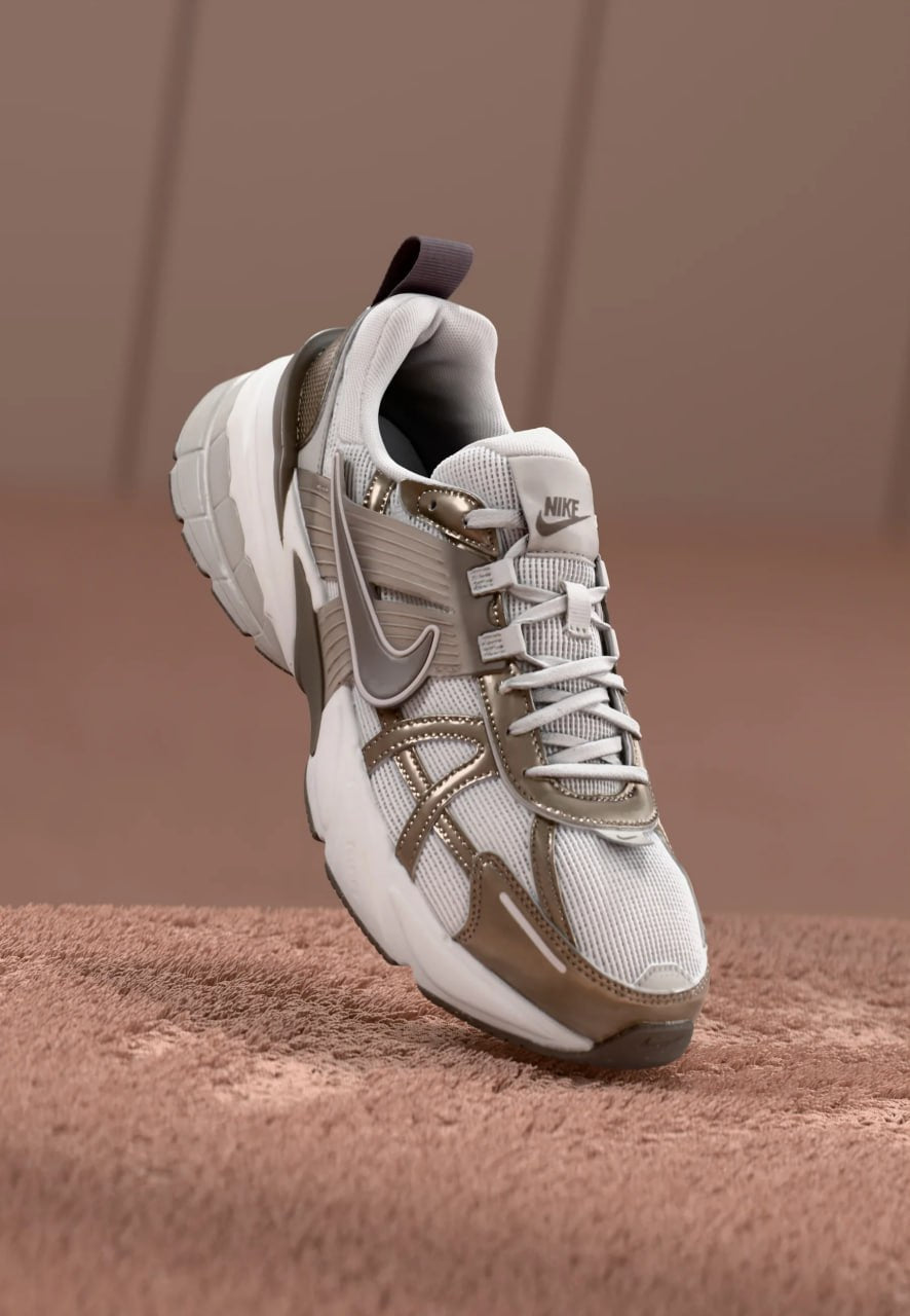 Nike V2K RUN - Baskets basses - sail/ironstone/summit white/light khaki