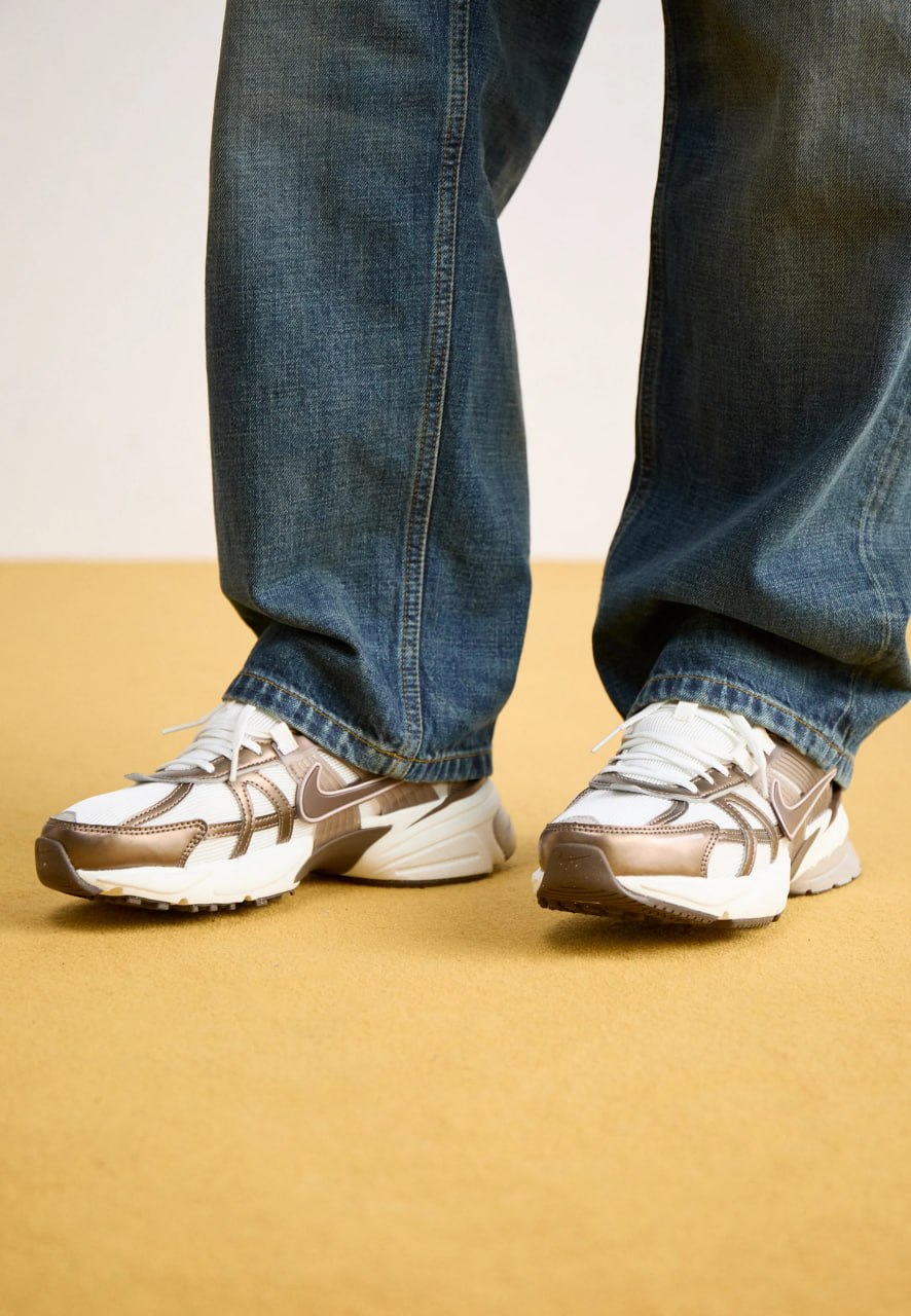 Nike V2K RUN - Baskets basses - sail/ironstone/summit white/light khaki